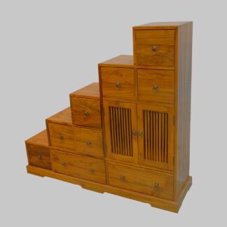 Stufenschrank aus altem Teak, Stufen an linker Seite