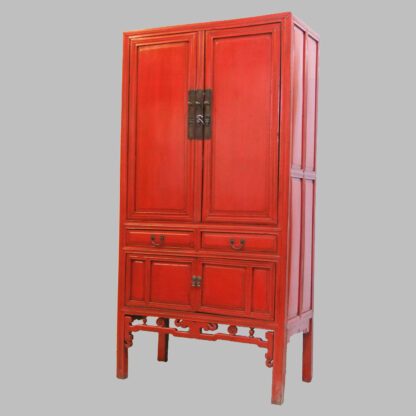 Alter Schrank mit 4 Türen und 2 Schüben