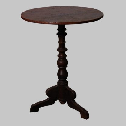Alter, runder Tisch d56