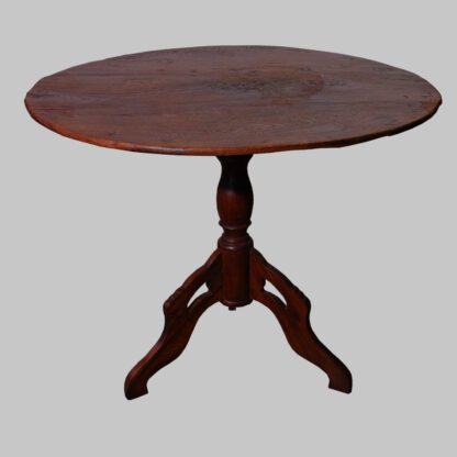 Alter, runder Tisch d101