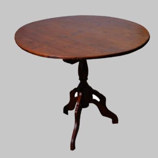 Alter, runder Tisch d121