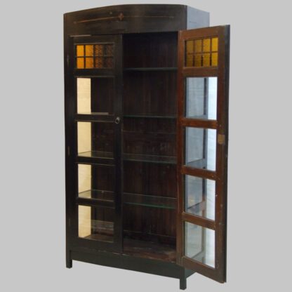 Alter Vitrinenschrank, mit 2 Türen, Kopfteil mit Ornamenten – Bild 3