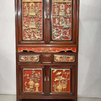 Edler Relief Schrank aus Teakholz "Shēhuá-Gui" / China