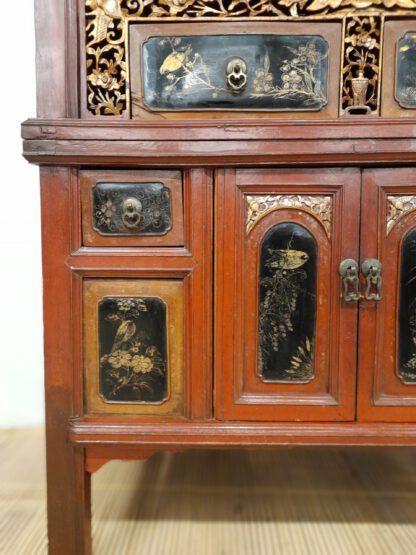 antiker 195 cm Fujian Schrank. Offenes Schnitzwerk, 6 Schubladen, Handmalerei – Bild 8
