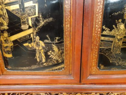 antiker 195 cm Fujian Schrank. Offenes Schnitzwerk, 6 Schubladen, Handmalerei – Bild 7