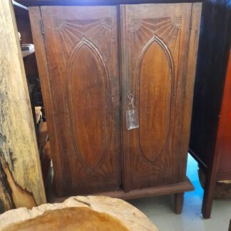 Antiker Teakholz Schrank aus einteiligen, handbehauenen Teilen. Java Schrank