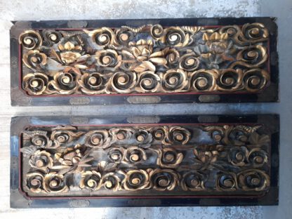 zwei Wandsegmente aus Japan-Tempel , 18 Jhdt.  Blattgold, plastisches Schnitzwerk Lotus