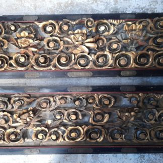 zwei Wandsegmente aus Japan-Tempel , 18 Jhdt.  Blattgold, plastisches Schnitzwerk Lotus