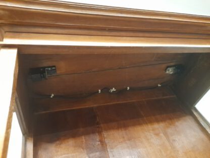 Teak Vitrine - Unikat: antik, beleuchtet, drei Seiten Glas, Art Deco Elemente – Bild 4