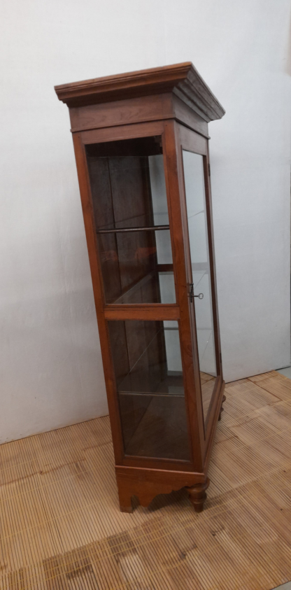 Teak Vitrine - Unikat: antik, beleuchtet, drei Seiten Glas, Art Deco Elemente – Bild 2