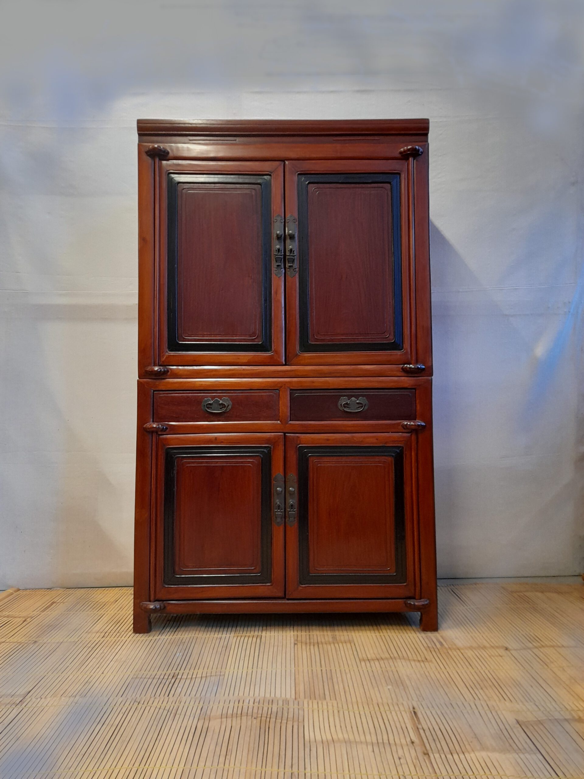 4-türiger antiker Schrank, zweiteilig